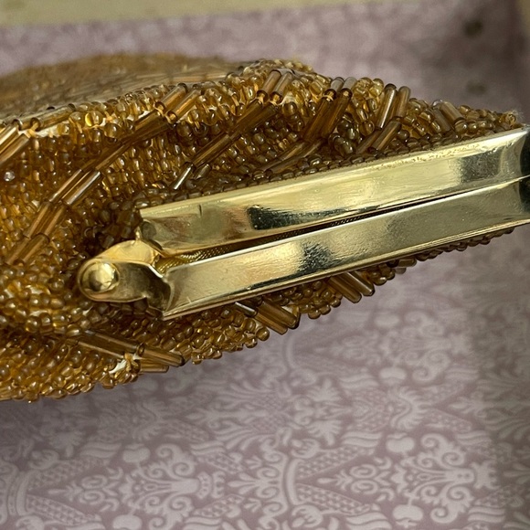 1930’s Gold Beaded ClamShell Design Opera Purse - Picture 16 of 16